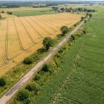 Na tym obrazie widać widok z lotu ptaka (z drona) na polski krajobraz rolniczy